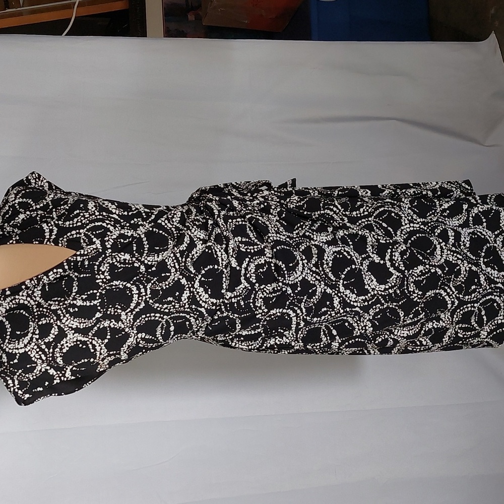 JONES WEAR DRESS. Black and white, sleeveless. Size 10. Like new. Worn once.